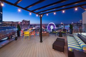 um terraço no último piso com mesas e cadeiras à noite em Home2 Suites by Hilton Atlanta Downtown em Atlanta