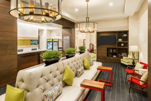 un soggiorno con divano e TV di Home2 Suites by Hilton Atlanta Downtown ad Atlanta