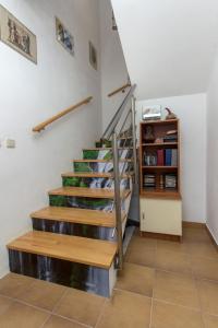 un escalier dans une maison avec une étagère dans l'établissement Vila Marula, à Sevid
