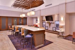 Hampton Inn & Suites Ann Arbor West في آن آربر: قاعة المؤتمرات مع طاولة وكراسي طويلة