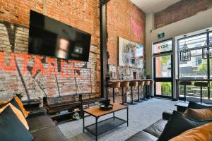 TV a/nebo společenská místnost v ubytování Parc Avenue Hostel