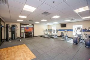 einen Fitnessraum mit mehreren Laufbändern und Crosstrainern in der Unterkunft Hampton Inn Emerson - Lakepoint, Ga in Cartersville