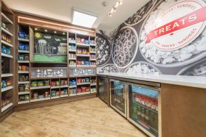 酒店内部或周边的超市或其他商店
