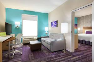 Home2 Suites by Hilton West Monroe客房内的一张或多张床位