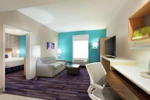 Home2 Suites by Hilton West Monroe的电视和/或娱乐中心