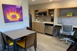 Home2 Suites by Hilton West Monroe的厨房或小厨房