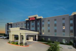 un hotel con un cartel en la parte delantera en Hampton Inn & Suites San Antonio Brooks City Base, TX en San Antonio