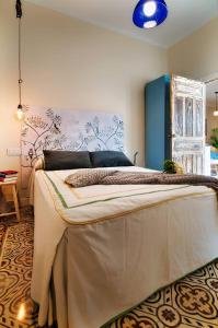 um quarto com uma cama grande num quarto em Casa el Tratado, situada en el casco histórico con patio privado em Tordesilhas