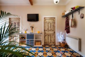 um quarto com uma porta e piso em azulejo em Casa el Tratado, situada en el casco histórico con patio privado em Tordesilhas