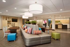 un soggiorno con divano e cuscini sopra di Home2 Suites by Hilton Milwaukee Brookfield a Waukesha