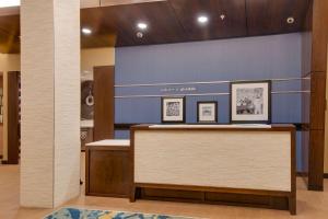 een lobby met een receptiebalie en een blauwe muur bij Hampton Inn & Suites Los Angeles - Glendale in Glendale