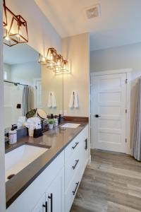 une salle de bain avec un grand lavabo et un miroir dans l'établissement Queen Tide Cottage, à Ocean Shores 32 autres photos