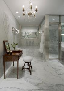 uma casa de banho com uma secretária, um espelho e um lavatório. em Hub Porteño By Boutique Apartments BA em Buenos Aires