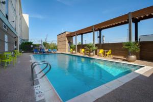 a large swimming pool on the side of a building at Home2 Suites By Hilton Waco in Waco