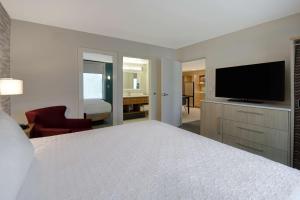 TV a/nebo společenská místnost v ubytování Home2 Suites By Hilton Waco