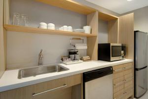 Kuchyň nebo kuchyňský kout v ubytování Home2 Suites By Hilton Waco