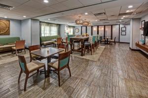 uma sala de jantar com mesas e cadeiras num quarto em Hampton Inn Summerville SC em Summerville