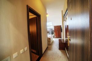 Postel nebo postele na pokoji v ubytování DoubleTree by Hilton Hotel Sighisoara - Cavaler