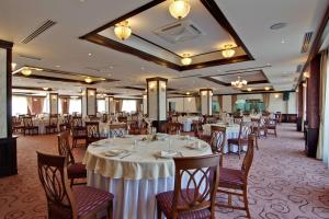 Restaurace v ubytování DoubleTree by Hilton Hotel Sighisoara - Cavaler