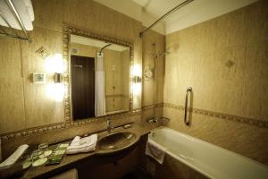 Koupelna v ubytování DoubleTree by Hilton Hotel Sighisoara - Cavaler