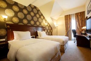 Postel nebo postele na pokoji v ubytování DoubleTree by Hilton Hotel Sighisoara - Cavaler