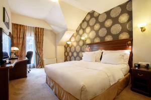 Postel nebo postele na pokoji v ubytování DoubleTree by Hilton Hotel Sighisoara - Cavaler
