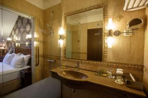 Koupelna v ubytování DoubleTree by Hilton Hotel Sighisoara - Cavaler