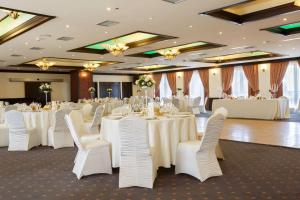 Restaurace v ubytování DoubleTree by Hilton Hotel Sighisoara - Cavaler + 21 fotografií