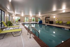 ein großer Pool in einem Hotelzimmer in der Unterkunft Hampton Inn & Suites By Hilton Hammond, In in Hammond