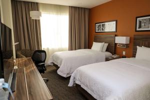 Letto o letti in una camera di Hampton Inn by Hilton Irapuato