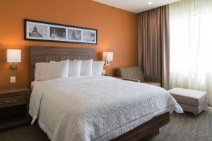 Letto o letti in una camera di Hampton Inn by Hilton Irapuato