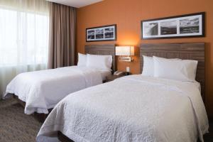 Letto o letti in una camera di Hampton Inn by Hilton Irapuato