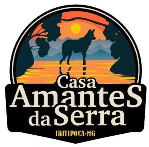 ein Logo eines Pferdes, das vor einem Sonnenuntergang steht in der Unterkunft Casa Amantes da Serra Ibitipoca - Satisfação Garantida in Conceição da Ibitipoca