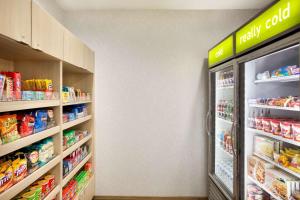 酒店内部或周边的超市或其他商店