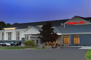 Una posada con un cartel en el frente en Hampton Inn Sault Ste Marie, MI, en Sault Ste. Marie