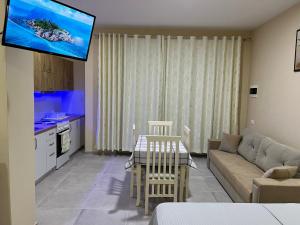 een woonkamer met een bank en een tv bij Ledio guest house in Pogradec