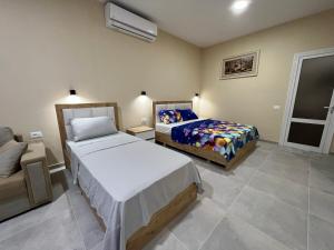 - une chambre avec deux lits et un canapé dans l'établissement Ledio guest house, à Pogradec