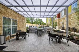 Homewood Suites by Hilton Tyler tesisinde bir restoran veya yemek mekanı