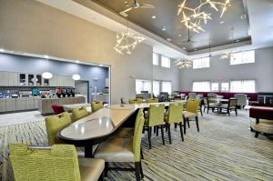 restauracja ze stołami i krzesłami w kawiarni w obiekcie Homewood Suites by Hilton Tyler w mieście Tyler