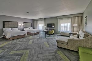 Habitación de hotel con 2 camas y sofá en Hampton Inn & Suites Guthrie, OK, en Guthrie