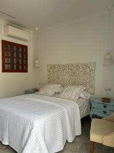 ein Schlafzimmer mit einem Bett mit einer weißen Bettdecke in der Unterkunft Casa Daniella Vivienda B in Ingenio