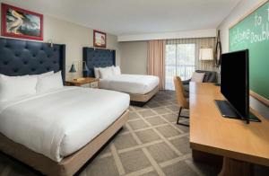 Habitación de hotel con 2 camas y escritorio en DoubleTree by Hilton Gainesville en Gainesville