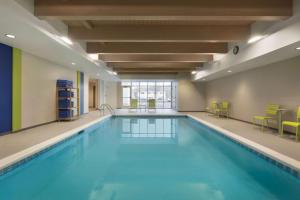 - une piscine d'eau bleue dans un bâtiment dans l'établissement Home2 Suites By Hilton Billings, à Billings