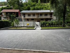 ein Parkplatz vor einem Gebäude in der Unterkunft Winnys House in Dirbach