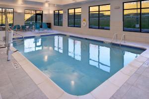 Swimming pool sa o malapit sa Hampton Inn & Suites Albany-East Greenbush, NY