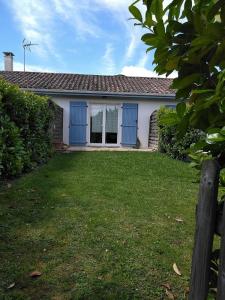 une maison avec portes bleues dans une cour dans l'établissement Gîte Studioescos El Uno, à Escos