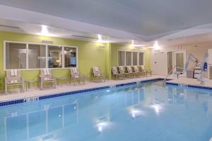 una gran piscina con sillas y mesas en Hampton Inn Boston - Westborough en Westborough