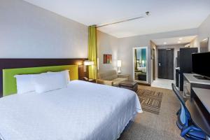 Home2 Suites By Hilton Gonzales客房内的一张或多张床位