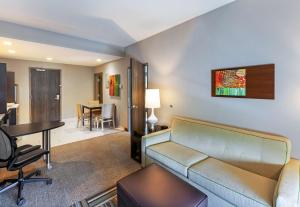 Home2 Suites By Hilton Gonzales的休息区