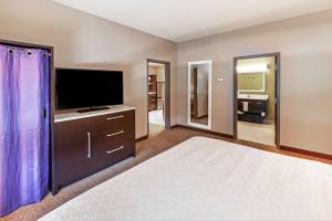 Home2 Suites By Hilton Gonzales的电视和/或娱乐中心